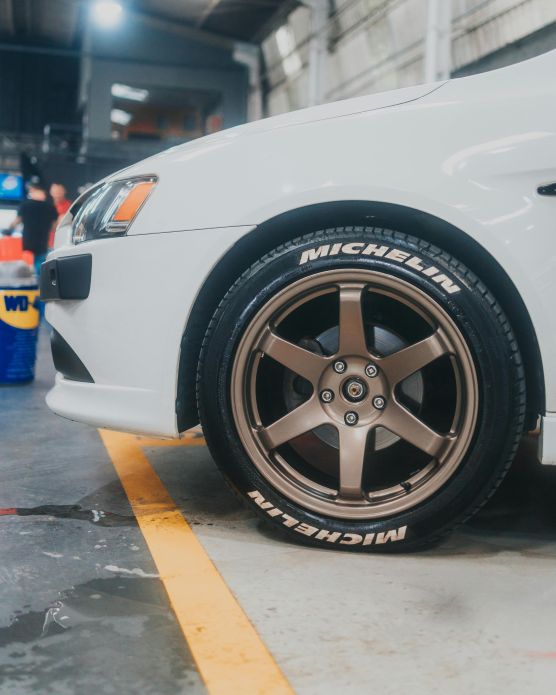 Diamond cut alloy wheel finish
